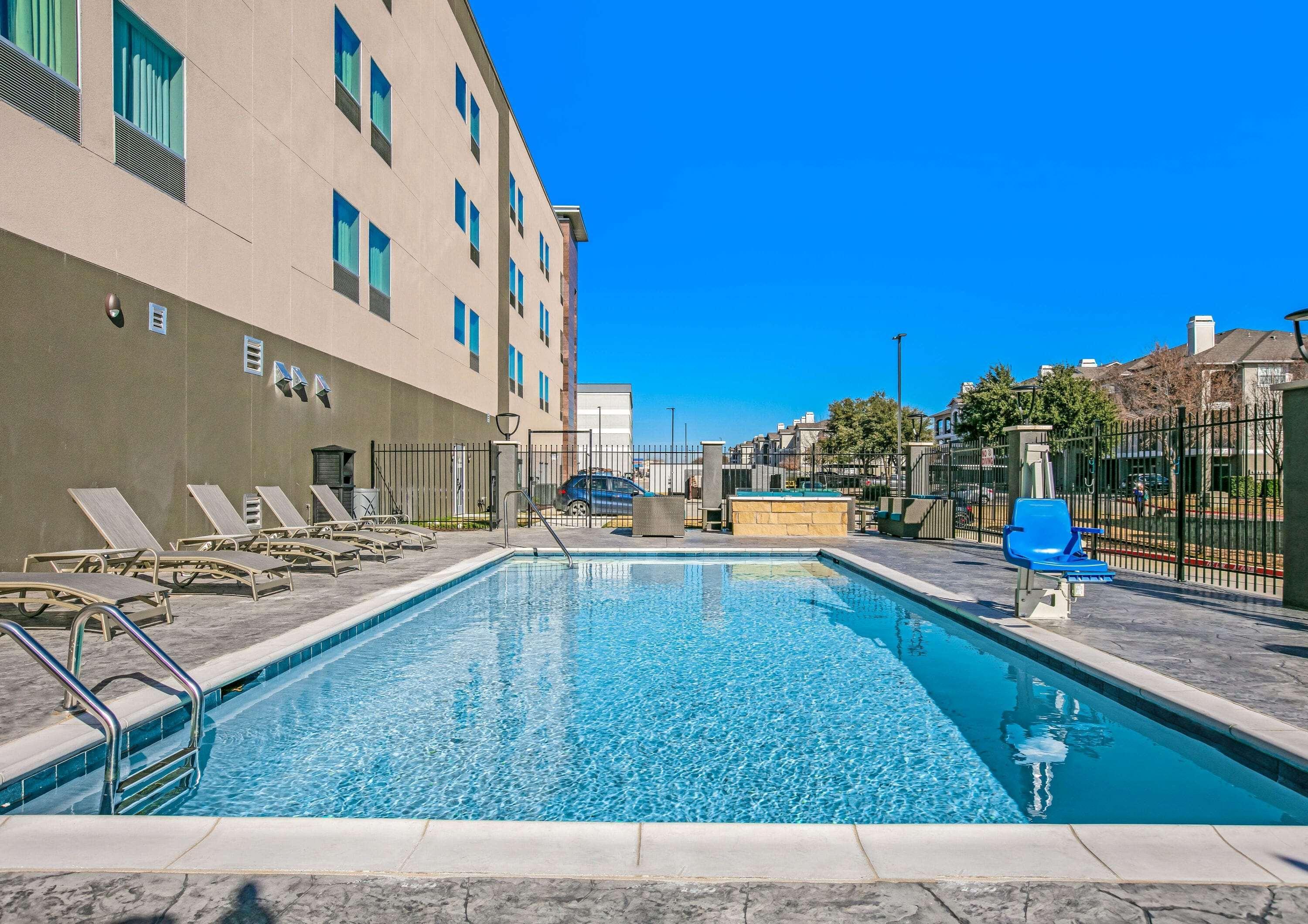 La Quinta Inn & Suites Dfw West-Glade-Parks Euless Eksteriør billede